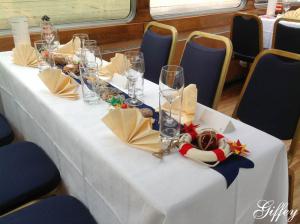 Festlich gedeckter Tisch an Bord