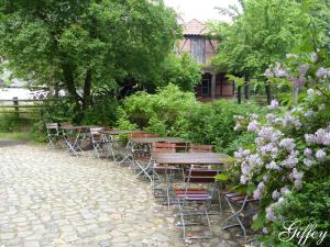 AuÃ?enbereich mit Bistrotischen Wagnerhof Museumsdorf Volksdorf