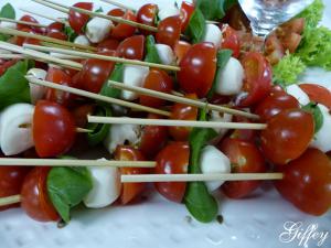 Sticks von Cherrytomate mit Baby-Mozzarella und Basilikum-0b11d18049