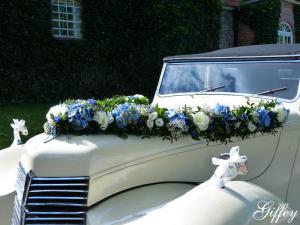 Blumenschmuck für Hochzeitswagen