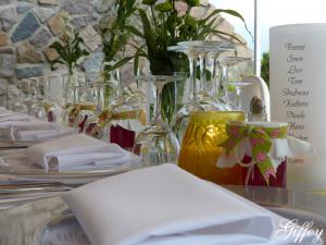 Sommerliche Tafel im Freien zur Hochzeit