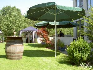 Buffetstationen im Garten zum Geburtstag