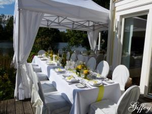Festliche Tafel im Zelt