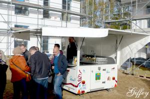 Bierstand vor dem Festzelt zum Richtfest